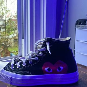 COMME DES GARÇONS X CHUCK TAYLOR ALL STAR HI 'PLAY'
Size 10 women